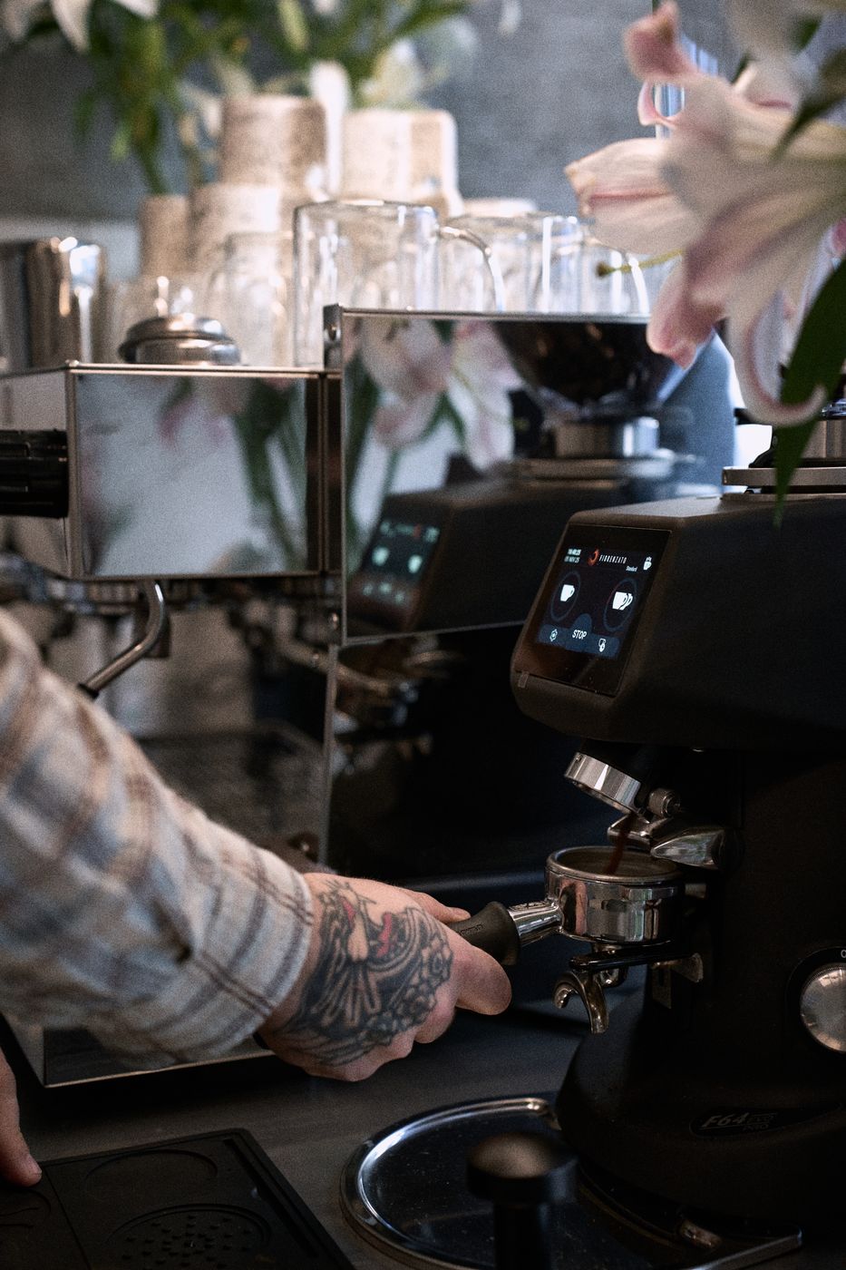 Barista zakłada kolbę do ekspresu w Bruk Cafe