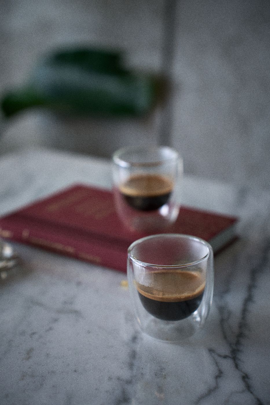Dwa espresso w szklankach na marmurowym blacie
